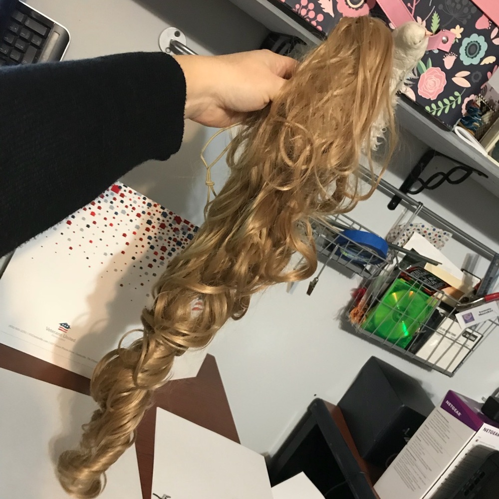 29″ 200G HIGH TEMP FIBER WAVY  BLONDE PONYTAIL